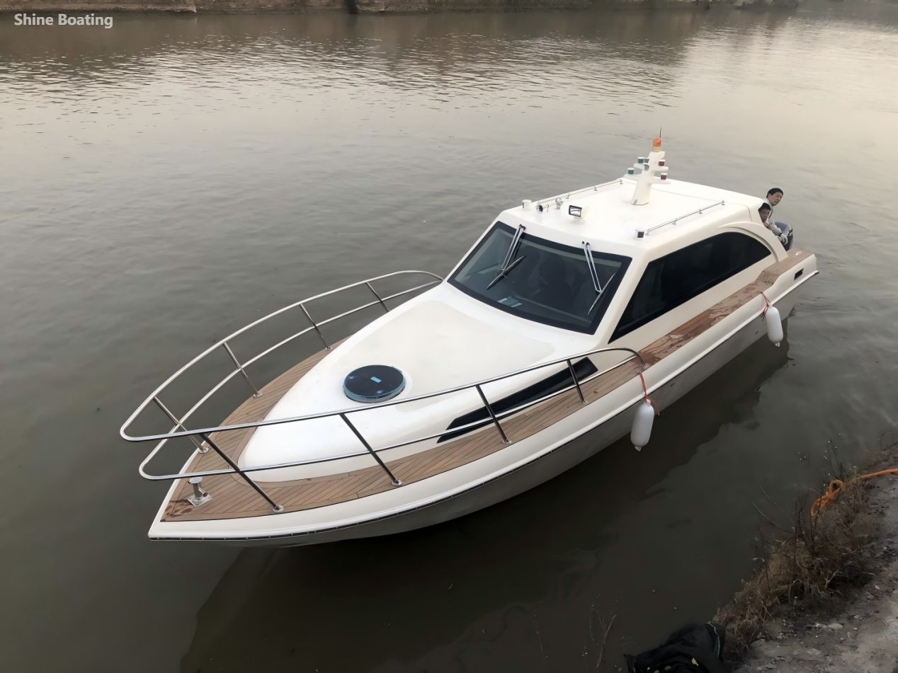 Shine 1008 10.08m Fiberglass Leisure Yacht Yacht de loisirs en fibre de verre Shine 1008 de 10,08 m vu de face