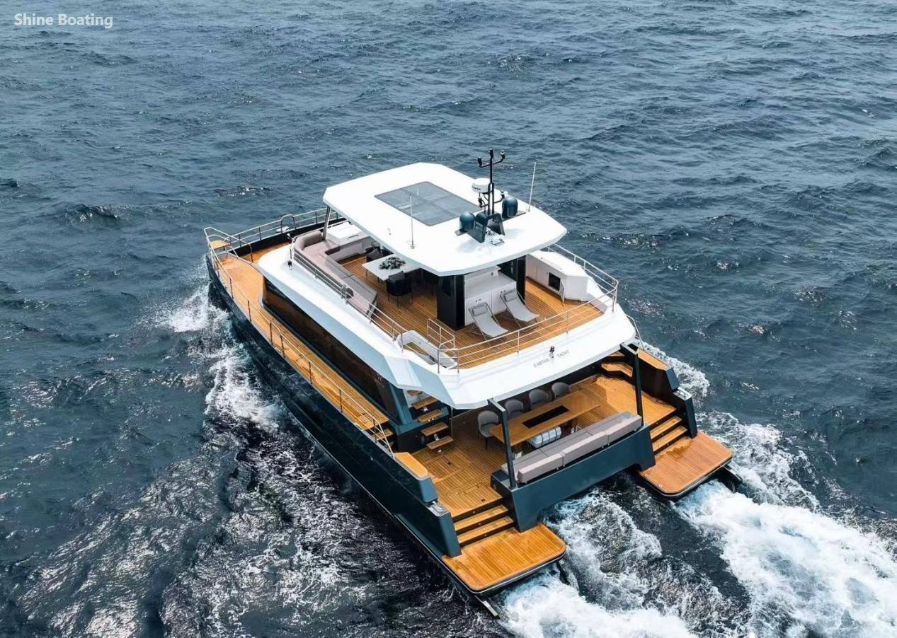 47ft Luxury Sailing Catamaran At‑Sea Cruising Photo aérienne d'un catamaran à voile de luxe de 47 pieds avec pont en teck naviguant en pleine mer