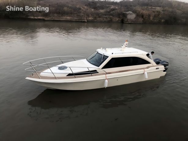 Shine 1008 Yacht en fibre de verre de 10,08 m naviguant sur les eaux c&ocirc;ti&egrave;res abrit&eacute;es 