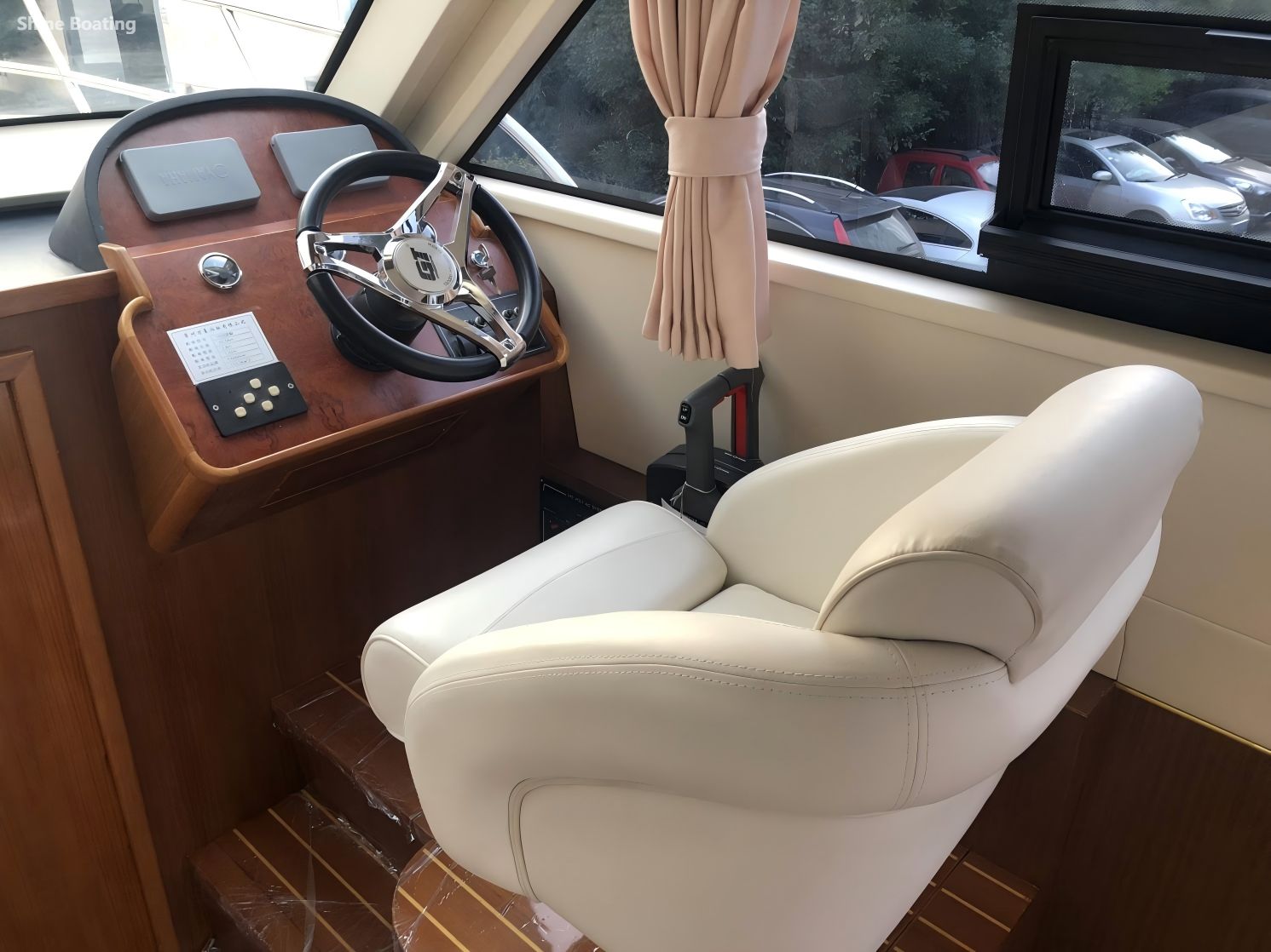 Poste de pilotage du yacht Shine 1008 avec volant et si&egrave;ge de barreur professionnel 